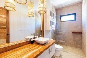 Badewanne, Haartrockner, Handtücher, Toilettenpapier
