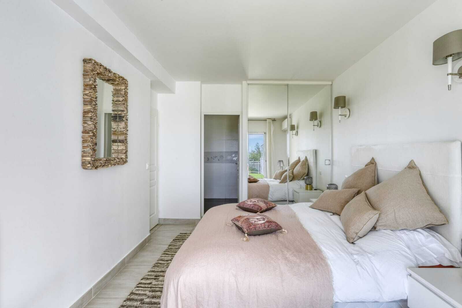 4 slaapkamers, een strijkplank/strijkijzer, reisbedje, gratis wifi