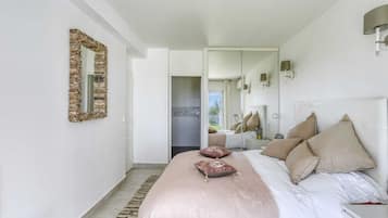 4 slaapkamers, een strijkplank/strijkijzer, reisbedje, gratis wifi