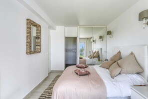 4 habitaciones, tabla de planchar con plancha y cuna de viaje