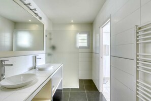 Combined shower/tub, hair dryer, towels