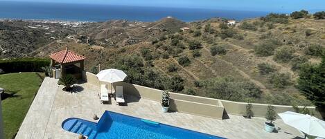 Utendørsbasseng og et oppvarmet basseng