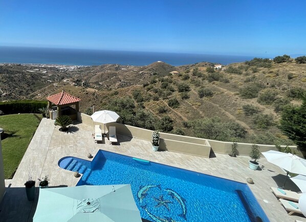 Een buitenzwembad en een verwarmd zwembad