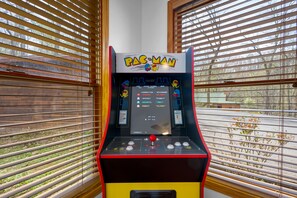 Une borne d’arcade Pac-Man dotée d’un écran d’affichage des scores et d’un joystick.