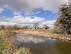 Cottage | Property grounds - The Wren (Whitchurch)