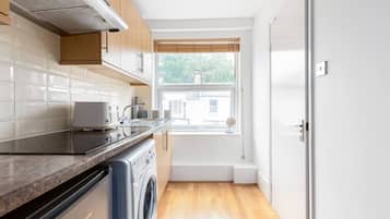 Frigorifero, forno, piano cottura, tostapane