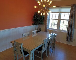 Dining - Ocean Keyes 3941 (North Myrtle Beach)