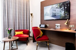 Hypo-allergenic bedding, minibar, in-room safe, desk