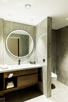 Bañera y ducha independientes, bañera profunda