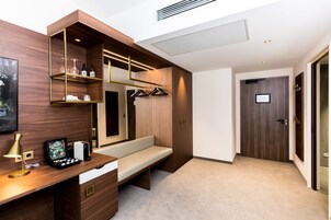 Deluxe Double Room | Hypo-allergenic bedding, minibar, in-room safe, desk