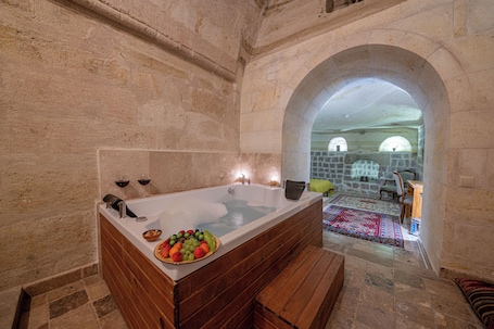 Elite Suite | Private spa tub. Kapalos Cave Hotel