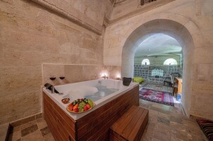 Elite Suite | Private spa tub