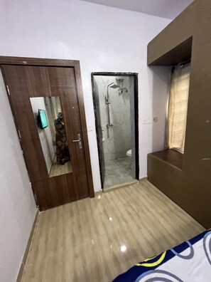 Dusche, Haartrockner, Handtücher, Toilettenpapier