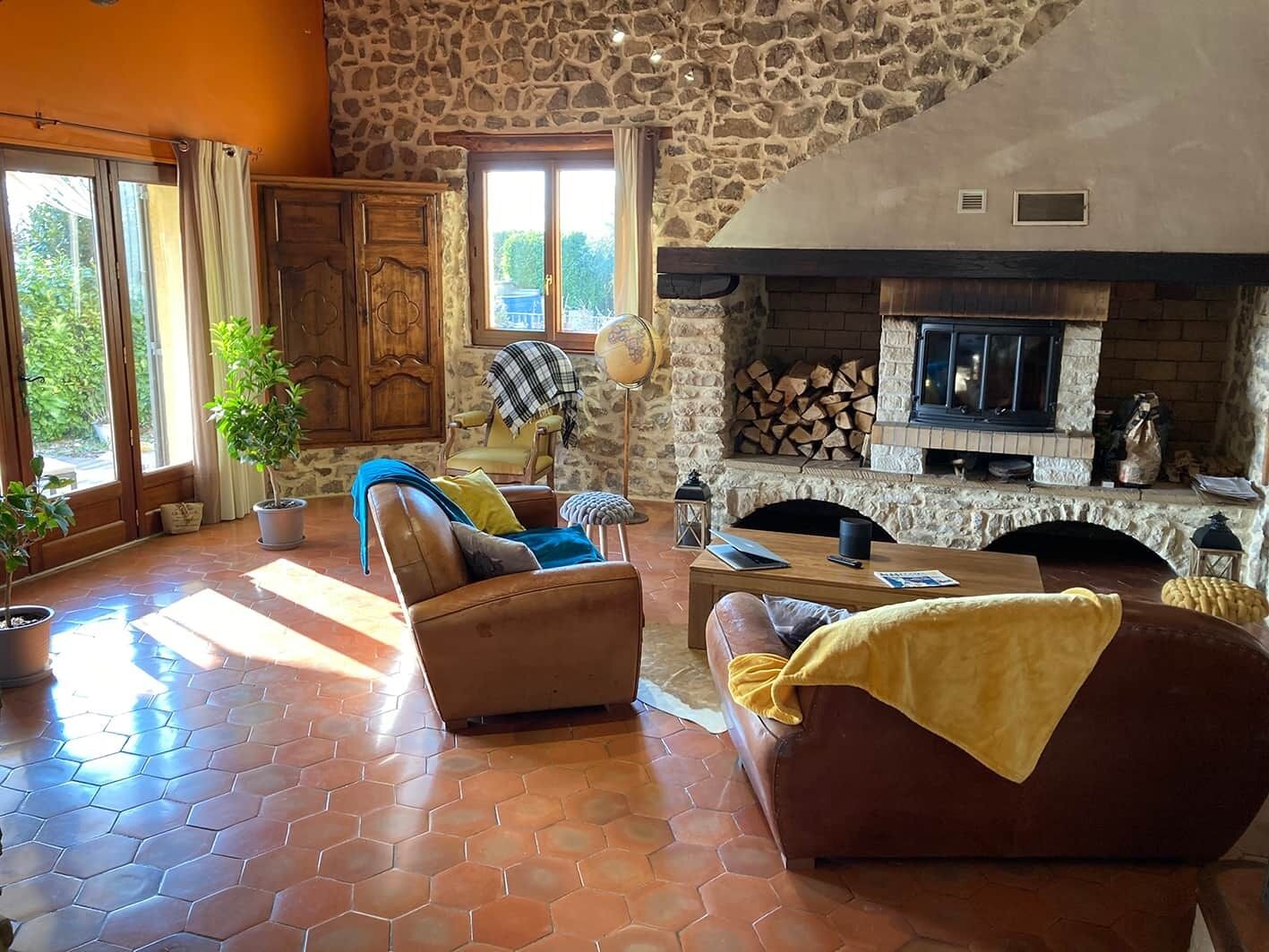 TV, caminetto, lettore DVD, tavolo da ping pong