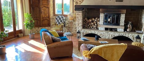 Televisio, takka, DVD-soitin, pöytätennispöytä