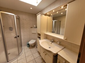 Ducha, secador de pelo, toallas y jabón