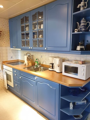 Fridge, microwave, stovetop, coffee/tea maker