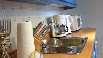 Kühlschrank, Mikrowelle, Herdplatte, Wasserkocher mit Kaffee-/Teezubehör