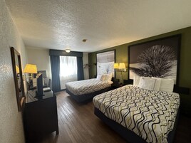 Quarto casal econômico, 2 camas Queen, para não fumantes | Escrivaninha, ferros/tábuas de passar roupa, Wi-Fi de cortesia