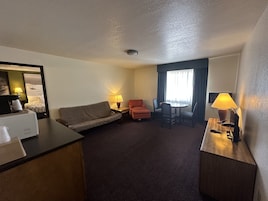 Quarto triplo econômico, várias camas, para não fumantes | Área de estar | TV de plasma