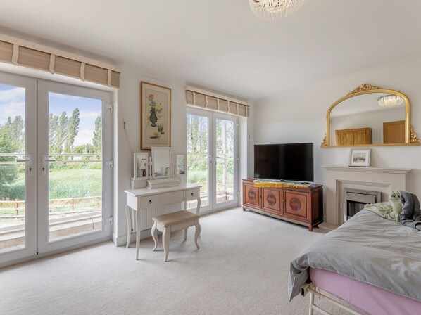 7 bedrooms, free WiFi, bed sheets - A beautiful large house on an exclusive estate. (Minster)