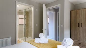 2 bedrooms, iron/ironing board, internet