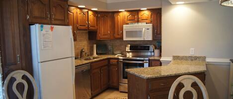 Frigorífico, microondas, horno y lavavajillas