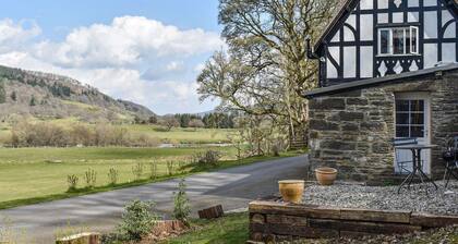 Crogen Gatehouse Lodge