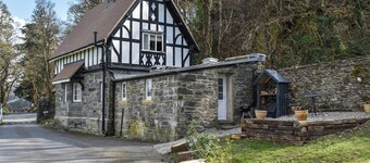 Crogen Gatehouse Lodge