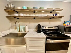 Refrigerador, microondas y comedor