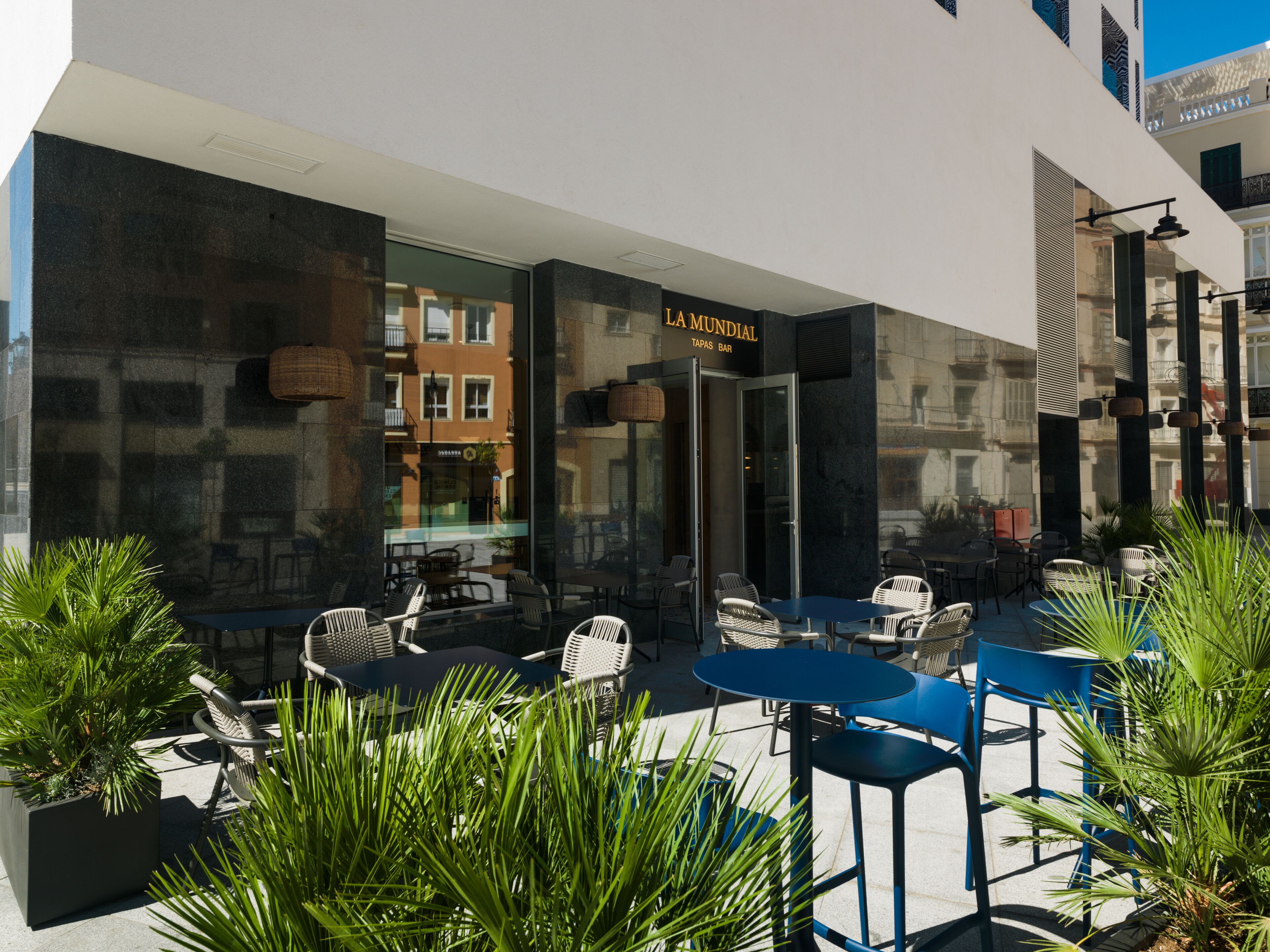 2 Bars/Lounges