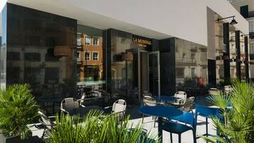 2 Bars/Lounges