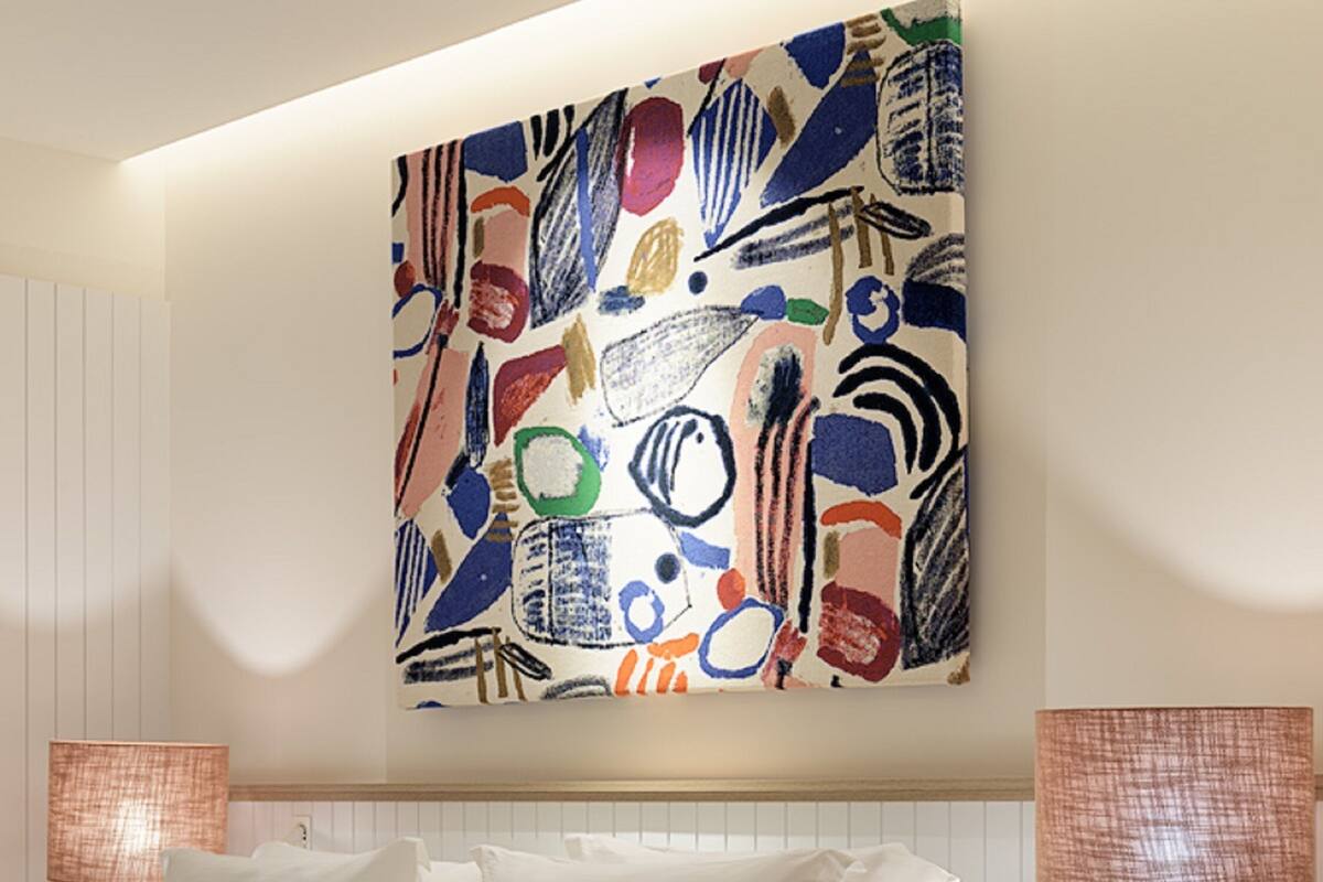 Un dormitorio moderno con una cama grande, dos mesitas de noche con lámparas y un cuadro abstracto de colores en la pared.