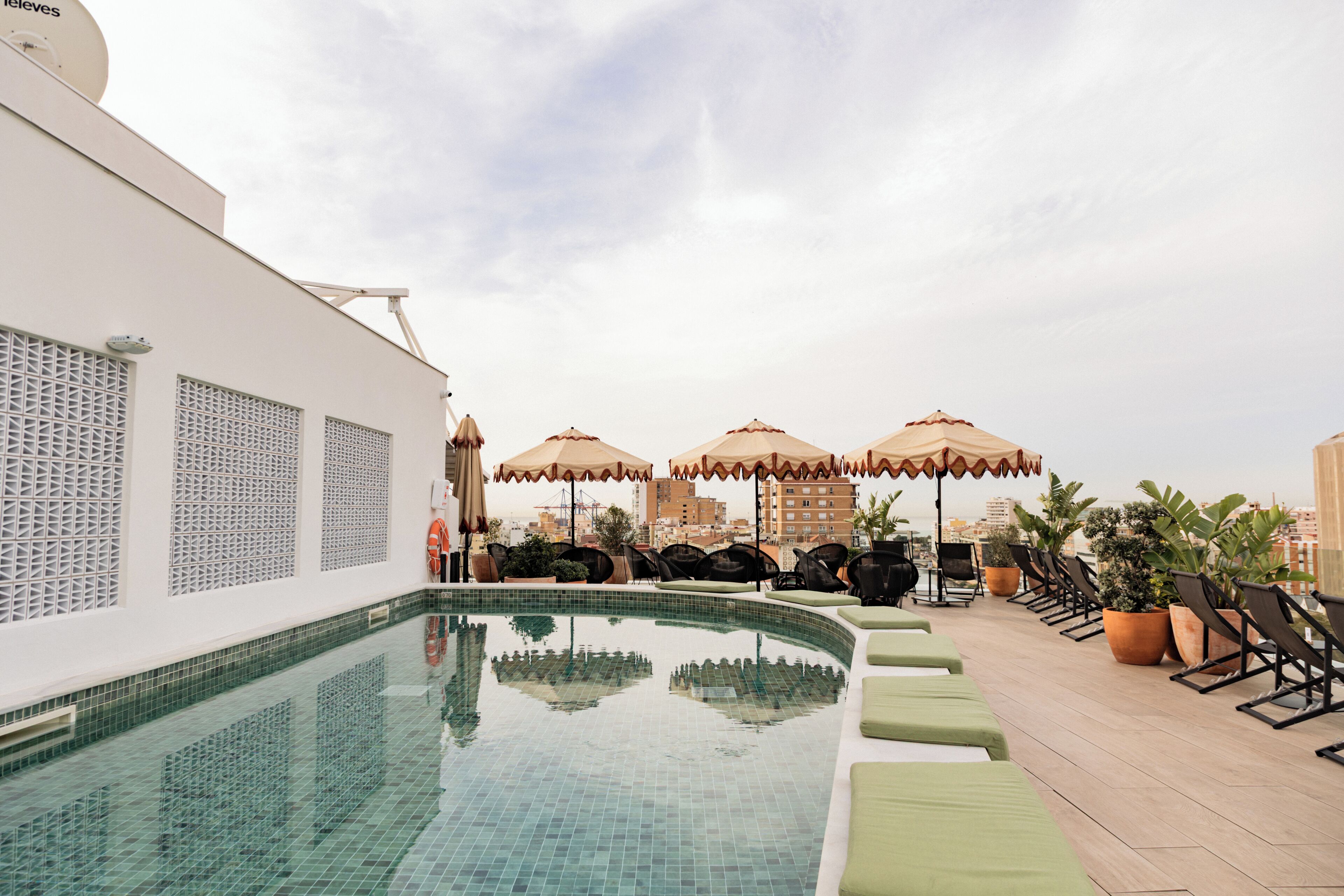 Piscina externa sazonal, guarda-sóis, espreguiçadeiras