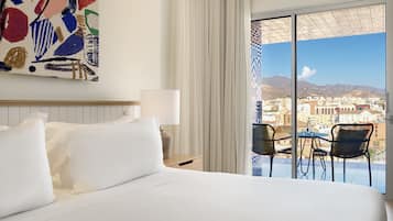 Edredón, minibar, caja de seguridad en la habitación y escritorio