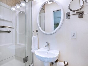 Combined shower/bathtub, hair dryer, towels, soap