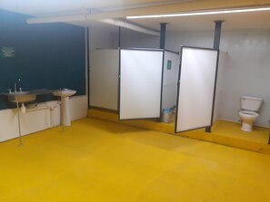 基础宿舍, 男女混合宿舍 | 浴室