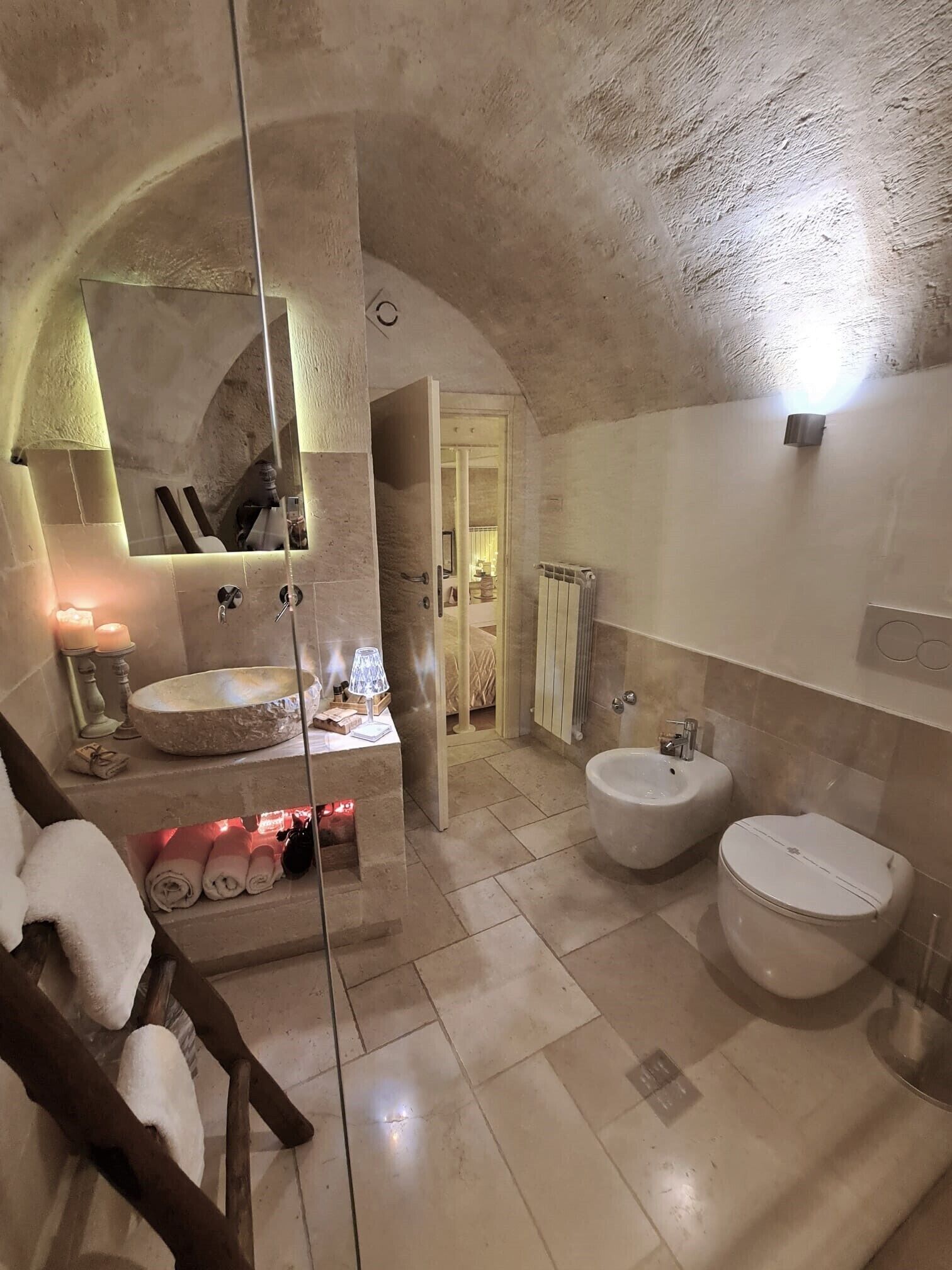 Douche, sèche-cheveux, bidet, serviettes fournies