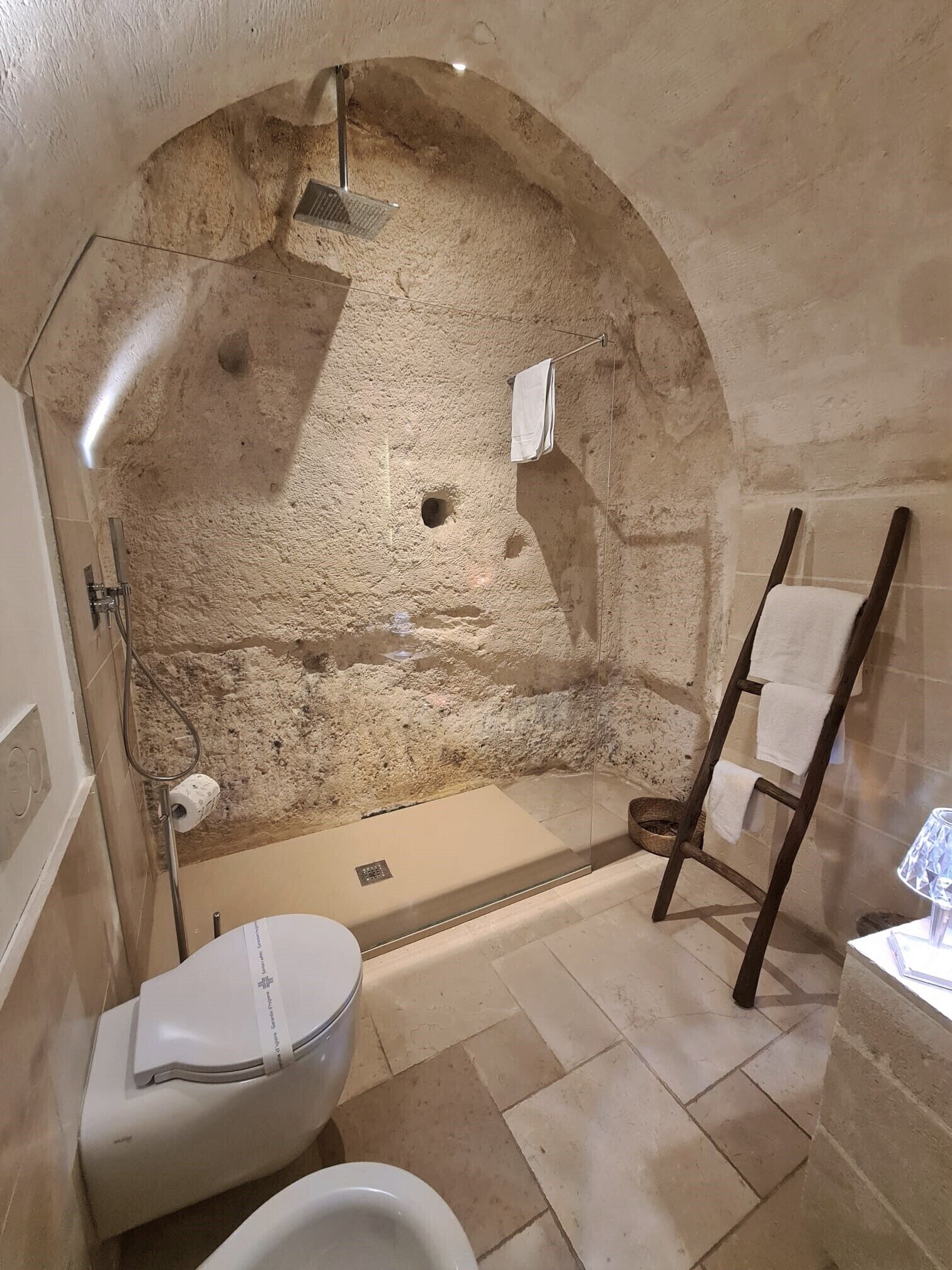 Een douche, een haardroger, een bidet, handdoeken