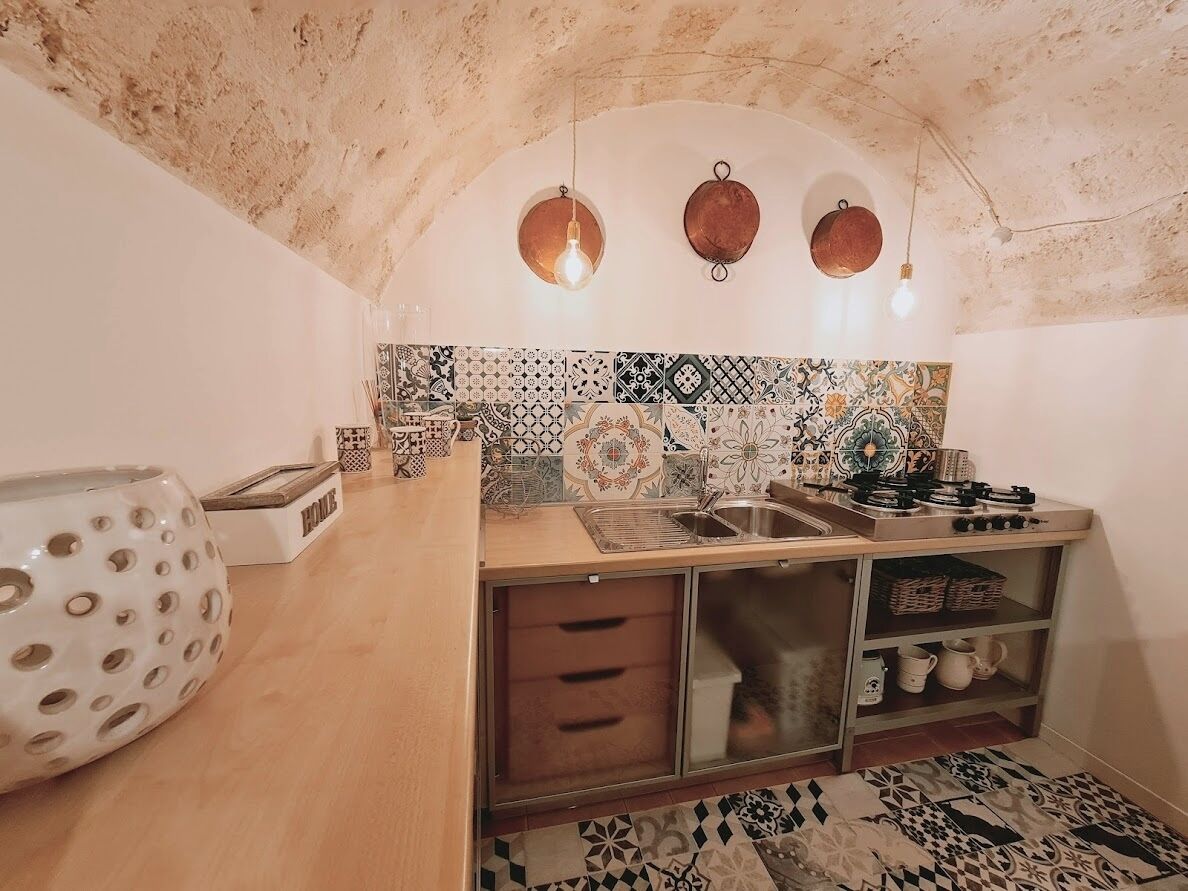 Kühlschrank, Herdplatte, Wasserkocher mit Kaffee-/Teezubehör