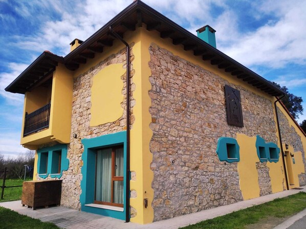 Front of property - Albergue Casa Vacas (Ribamontan al Mar)