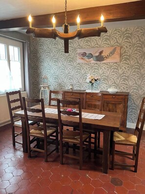 Dining - Fully enclosed country house 10 minutes from the beach, 5 minutes from the forest (Le Mesnil-Réaume)