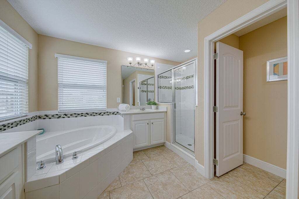 Combined shower/bathtub, hair dryer, towels, toilet paper