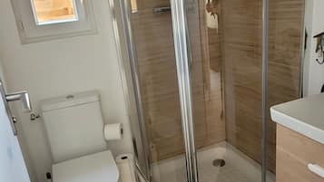 Een douche, handdoeken