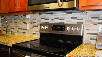 Een koelkast, een magnetron, een oven, een kookplaat