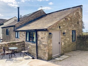Outdoor dining - The Old Shippon at New Ringstones Farm (Rowarth)