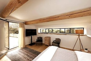 3 bedrooms, iron/ironing board, travel crib, free WiFi