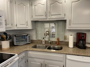 Fridge, microwave, dishwasher, coffee/tea maker - Tilghman Lakes H4 (North Myrtle Beach)