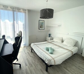 3 bedrooms, iron/ironing board, travel cot, free WiFi - Between city and ocean house 8per terraces/garden (La Rochelle)