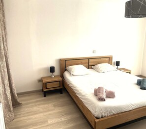 3 chambres, fer et planche à repasser, lit de bébé portatif